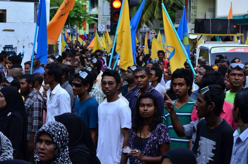 ޅަ އުމުރުގައިވެސް ސިޔާސީ ހަރަކާތުގައި އުޅުމުން ފިއްތުން ކުރިމަތިކުރުވި. ލިބިފައި އޮތް ސްކޮލާޝިޕް ބާތިލުކުރި. ކިޔެވުމަށް ހުރަސްއެޅި. މިޕާޓީގެ ހަރަކާތްތަކުގައި އެންމެ ފިޔަވަޅެއްވެސް ފަހަތަކަށް ނުޖެހޭ. މިފިއްތުންތަކާހެދި ފަސްނުޖެހި، އިންގިރޭސީ ވިލާތުން ކިޔަވަން ފުރުސަތު ހޯދާ،