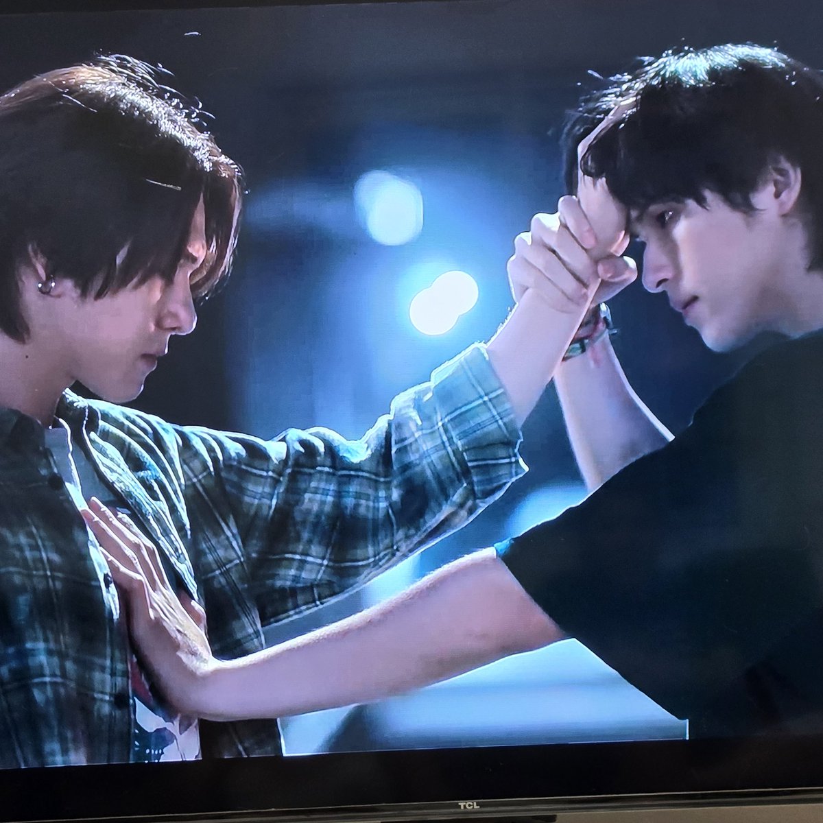 มารีวิวให้พอดีเปิดviuไปเจอเลยลองดูแบบไม่คาดหวัง แต่ดันสนุกเฉย เพลงประกอบเพราะด้วย สกนน.แสดงดีไม่แข็งเลยเจริญหูเจริญตาชั้นไปหมดอ่ะ หล่อเกิ้นอยากจ้างมาปราบผีแถวบ้าน5555555555
#WUTheSeriesEP1
#WUTheSeries