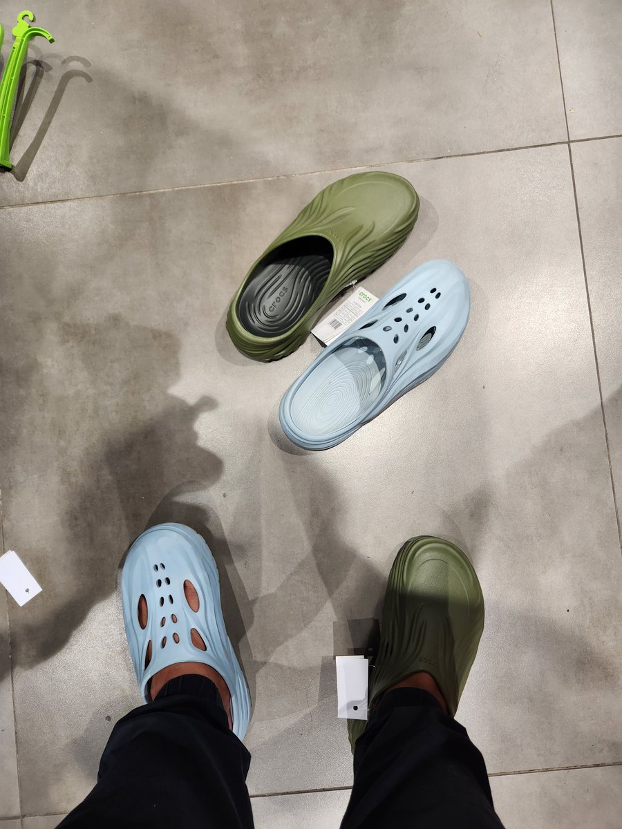 amdkj_'s tweet photo. Setelah pake hoka ternyata crocs ga nyaman2 amat https://t.co/Pqgikaqr5S