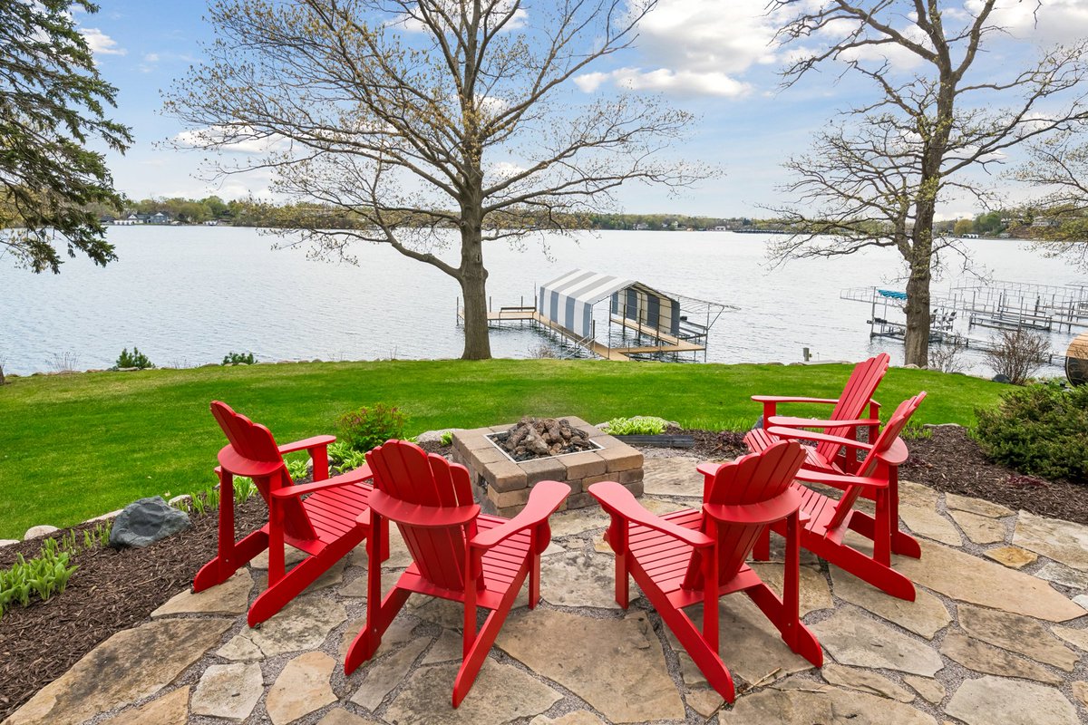 polovitz's tweet photo. NANTUCKET JUST MET LAKE MINNETONKA!

Property: 5155 Weeks Road | Greenwood, Minnesota 
Listed at: $6,750,000
Listed by: #POLOVITZGROUP @Compass 
Link to Listing: https://t.co/tRQq5py5vp

#justlisted #luxuryhomes #lakeminnetonka https://t.co/o8azCe0KLE