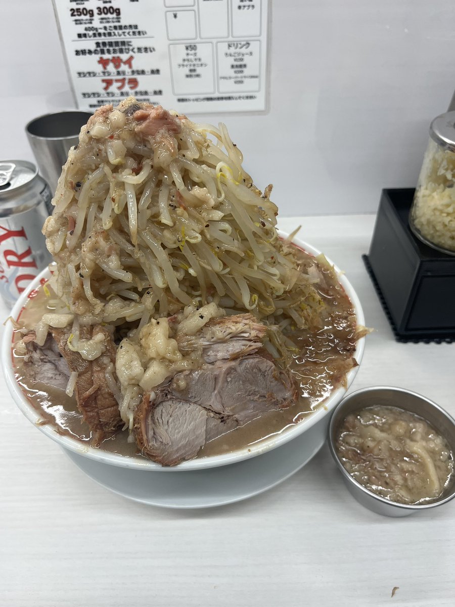 tarotarosmile's tweet photo. 今日の晩ご飯はRAMEN.R様

塩ラーメン200
ヤサイマシマシ
アブラマシマシ
🐷🍺

まさかのニボ玉売り切れ🐟🥚
これは🐯氏からの挑戦と
勝手に判断🙄

久々の🧂は🐴🐴でアール
ヤサイ&amp;アブラサラダは🐴🐴🐴でアール

さて、明日も頑張って働くか🙄

ごちそうさまでした🙏
#RAMENR
#RAMEN_R https://t.co/rBpKFxZ0Zc