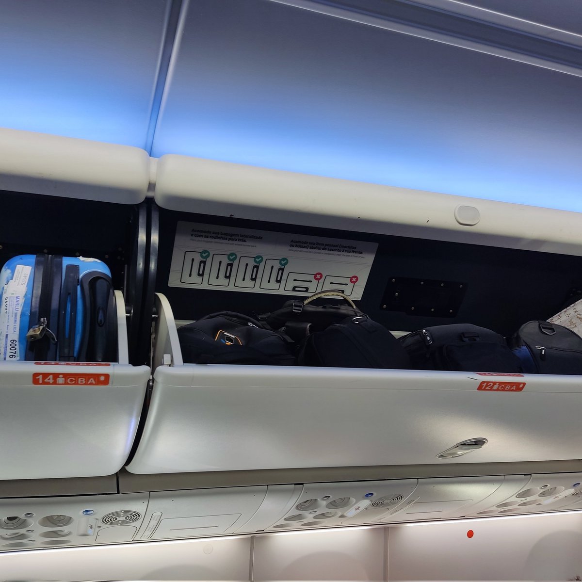 Nunca havia reparado nisso: Aviões sem a fileira 13. Nem sei se são todos, mas é o segundo da Gol que pego nesta semana que não tem. Que viagem essa superstição rsrs