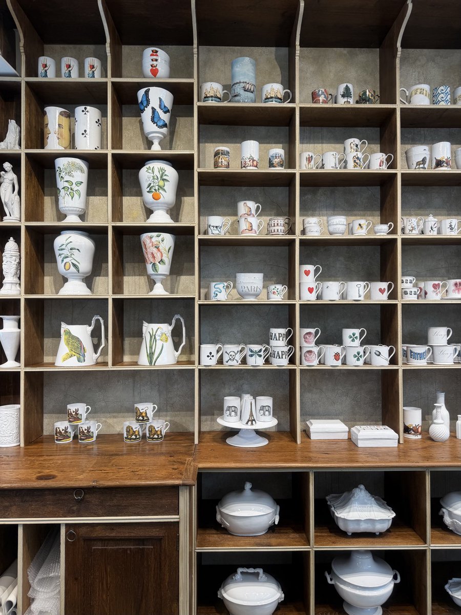 TINDA_OUTFIT's tweet photo. 東京で行ってみたかったAstier de Villatte
(名古屋にもあるけど東京が一番大きい)
店員さんが商品を一つひとつ丁寧に教えてくれてとても良かった🍋
知らない知識を聞けるのは嬉しいし楽しい

どれも商品ではあるけどアートを見させてもらってる気分になりました🍽️ https://t.co/oPYZsVkVJV