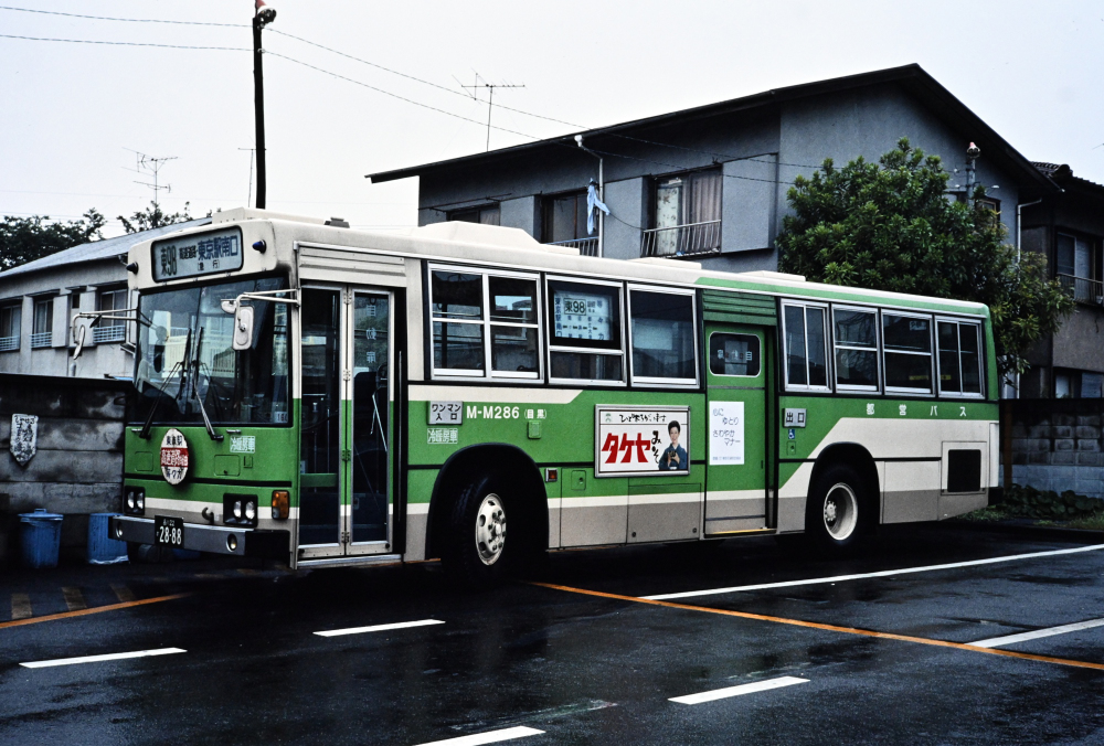 marinedream2's tweet photo. 東急バス 自由が丘線（東98系統）東京駅南口～等々力操車所は東京都交通局（都営バス）との共管路線でした。1968年6月13日からは，通勤時間帯に限って目黒出入口～霞が関出入口間で首都高速道路を経由する急行便が設定され，1987年5月15日まで運行されていました。
1～3枚目：最終日1987年5月15日撮影 https://t.co/tL5XjAq32L