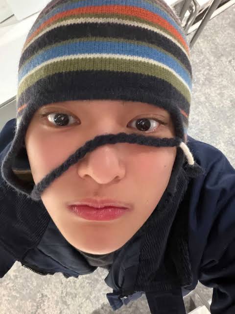 [260508] WithMu Fansign

OP asked Keonho if he wears beanies often because it feels similar to wearing a swim cap, but he said that’s not it. He just wears them because he can't manage his hair. He said his hair becomes all poofy even after washing it,..

My baby 🫳
#KEONHO #건호