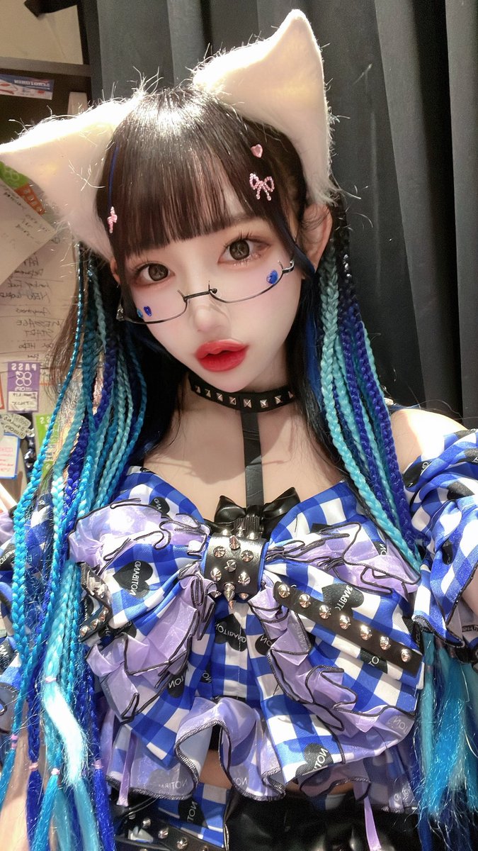 青担当のアイドルを12年やってます。
青は個性的で音楽好き。ちょっぴりロックな女の子。尖ってそうだけど実はただのお調子者でマイペースなゆるキャラ。冷静と見せかけて情に熱い。そして貴方のことが大好き。
おやすみなさいませ💙
明日も青い春を共に🌌