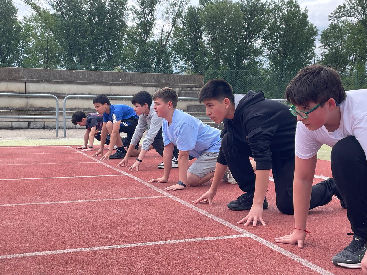 IObarenes's tweet photo. Como parte de proyecto Aprendizaje-Servicio, el alumnado de Educación Física de 1º de bachillerato ha dirigido actividades deportivas para el alumnado de 1º ESO. ⛹🏻‍♀️🤸🏻‍♀️

#YoVoyAlObarenes #AprendizajeServicio #CienciaOFicción https://t.co/8nGBqWVH6p
