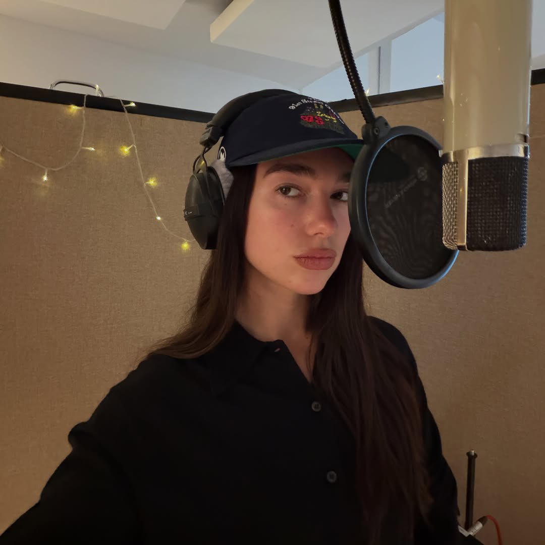 dualipabrasil's tweet photo. A QUALQUER MOMENTO! Dua Lipa no estúdio via Instagram. https://t.co/TAd3JQt46D