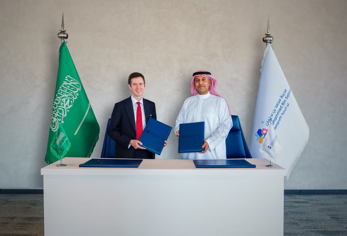 ksa_tsar's tweet photo. جامعة نيو هيفن الأمريكية 🇺🇸 في السعودية 🇸🇦 وتفاصيل عن الجدول الزمني والرسوم ! 

أعلنت جامعة نيو هيفن الأمريكية عن اتخاذ مدينة محمد بن سلمان غير الربحية "مسك" في الرياض مقرًا لحرمها الجامعي الجديد لتكون أول جامعة أمريكية تؤسس حضورًا داخل المملكة.

وسيبدأ التشغيل في أغسطس أو سبتمبر 2026 عبر كلية الأعمال والابتكار الرقمي، كأول كلية في المشروع، ضمن خطة توسع تدريجية داخل المملكة خلال السنوات القادمة.

وتقدم الكلية الأولى خمسة تخصصات في البكالوريوس تشمل الذكاء الاصطناعي، وإدارة الأعمال، والتسويق، والرياضات الإلكترونية، والإدارة الرياضية، إضافة إلى برامج ماجستير إدارة أعمال والذكاء الاصطناعي في الأعمال والتحليل.

كما تخطط الجامعة لإطلاق كليتين لاحقًا: العلوم التطبيقية (مثل الكيمياء الحيوية والوراثة والعدالة الجنائية)، والهندسة والتصنيع المتقدم المرتبط بالتحول الصناعي في السعودية، مع اعتماد نموذج موزع للكليات داخل الرياض بدل الحرم المغلق التقليدي.

وتهدف الجامعة إلى استقطاب نحو 10 آلاف طالب خلال 10 سنوات، برسوم تقارب 105 آلاف ريال سنويًا.