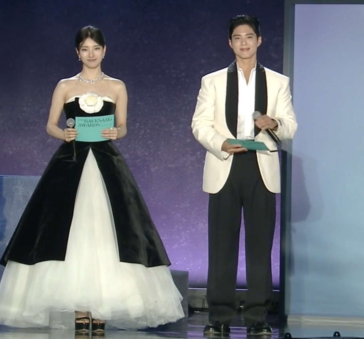kdrama_menfess's tweet photo. •kdm• Park Bogum &amp; Bae Suzy lucu banget, memang boleh secouple itu bajunya😍 https://t.co/Ixh1i7hS6D