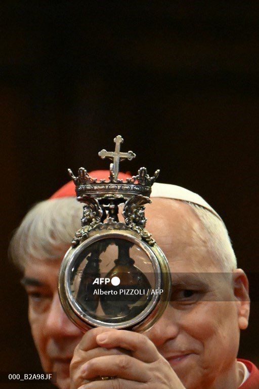 AlbertoPizzoli's tweet photo. Pope Leo XIV holds the ampulla containing the blood of San Gennaro (Saint Januarius, patron of Naples) at Naples Cathedral as part of a pastoral visit in Naples https://t.co/4dget7mQlZ