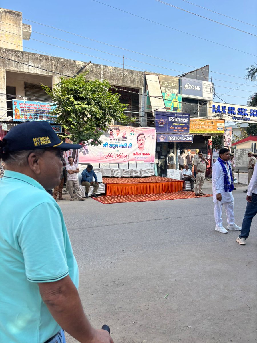 adityapunj's tweet photo. @INCIndia @RahulGandhi My father is a 3rd gen Congress follower. He was waiting from past 3 hours to meet yourself but instead of getting a  chance to meet,  Got pushed by your security  carrying a flower bouquet in one hand and a walking stick in  other. @RahulGandhi aisi hai aapki mohabbat ki dukan. https://t.co/WXLA2rBYUi