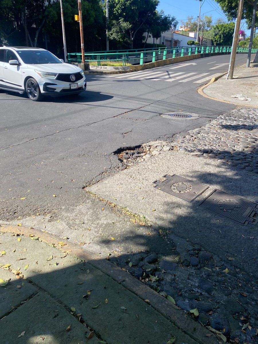 PORLASAGUILAS's tweet photo. #BACHEO En la colonia #AguilasPilares en la calle de MEDANOS esquina con ALFONSO CASO ANDRADE en la @AlcaldiaAO urge el #BACHEO. Tenemos mes sin respuesta Alcalde @LopezCasarinJ y Director @Carlos_AGH. Las calles en toda la zona estàn deplorables ya se lo hemos dicho. ¿Cuànto tiempo tenemos que esperar a que den soluciòn al bacheo de nuestras calles cuando somos de las colonias en la zona que mas altos prediales paga? #LasAguilas #LasAguilasYsusAlrededores

@EnlaceTAguilas
@aguilas_pilares
@YairPatino
@Liz_SalgadoV
👇