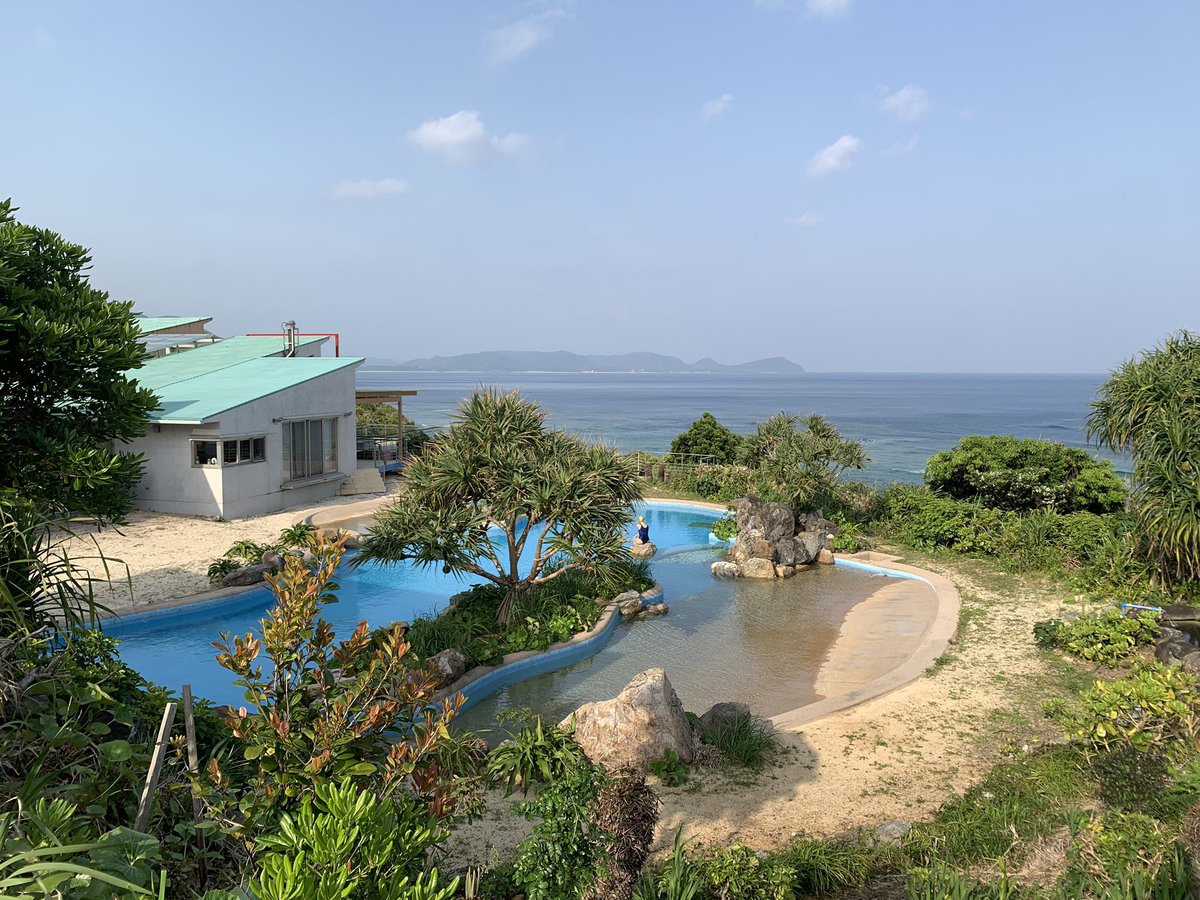 私が一番好きな現代の金持ち、奄美大島の別荘を子ども向けの図書館＆美術館に改装して無料開放してるのでぜひ一度見に行ってほしい。絶景・豪邸・現代アートの中で子どもたちが寝っ転がって漫画読んでるの最高