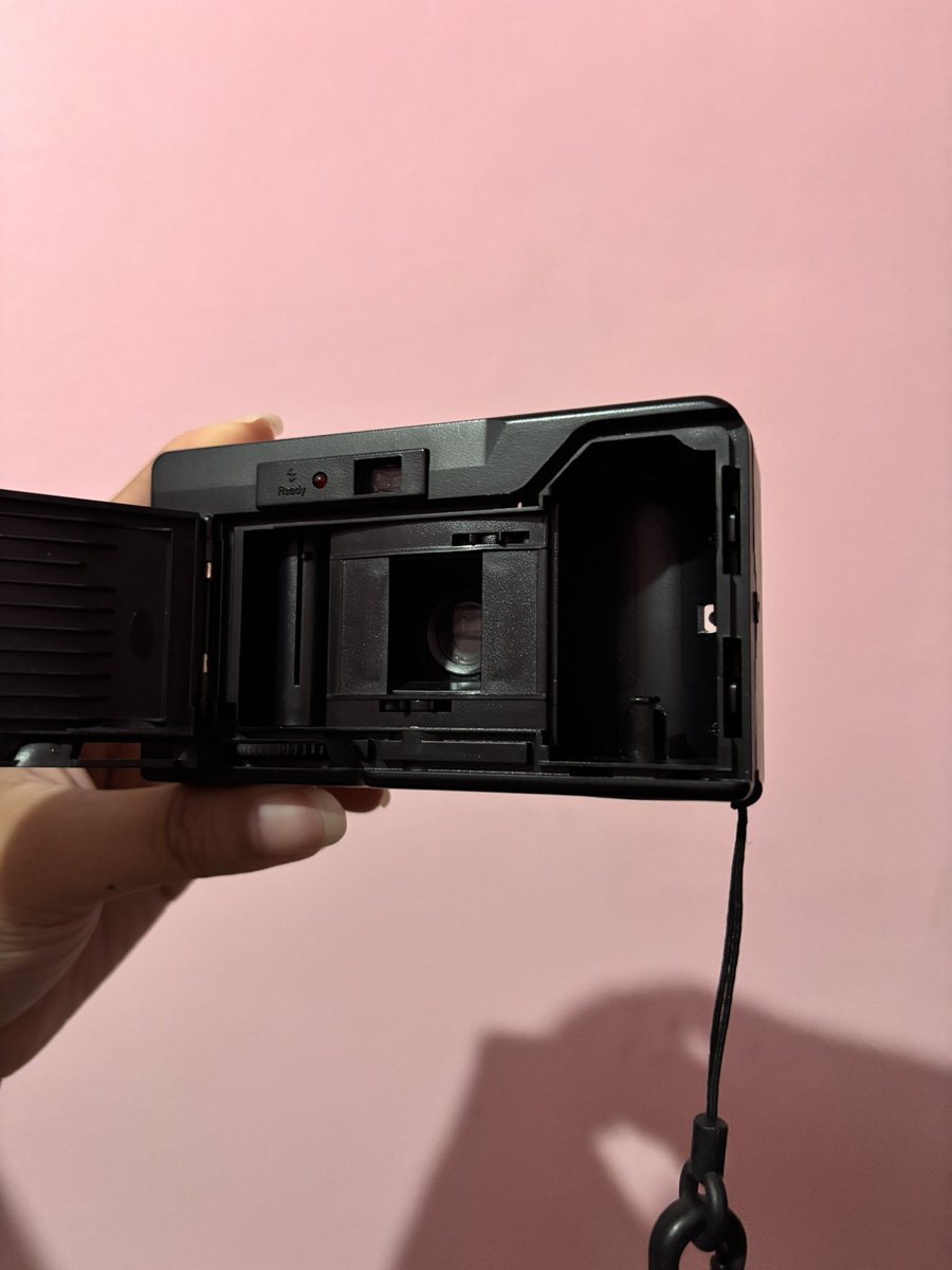 atpwrites's tweet photo. wts lfb ph

reusable film camera
kodak ektar H35 in sage

note: no box included, just camera and strap &amp; pouch

1300

- mint condition

mop: gcash, maya, gotyme
mod: jnt https://t.co/Kn9Jch4pU0