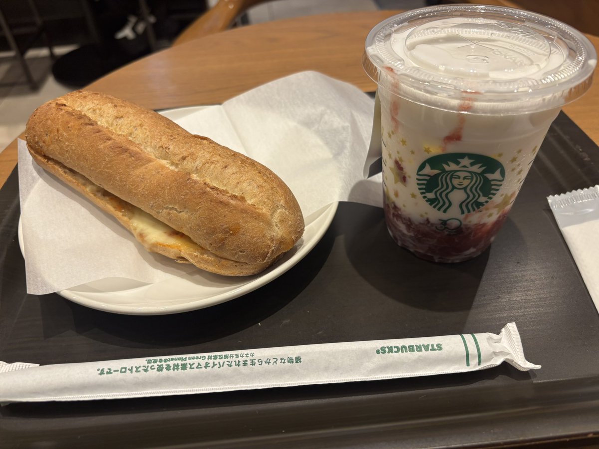 スタバのいちごミルクのんできた