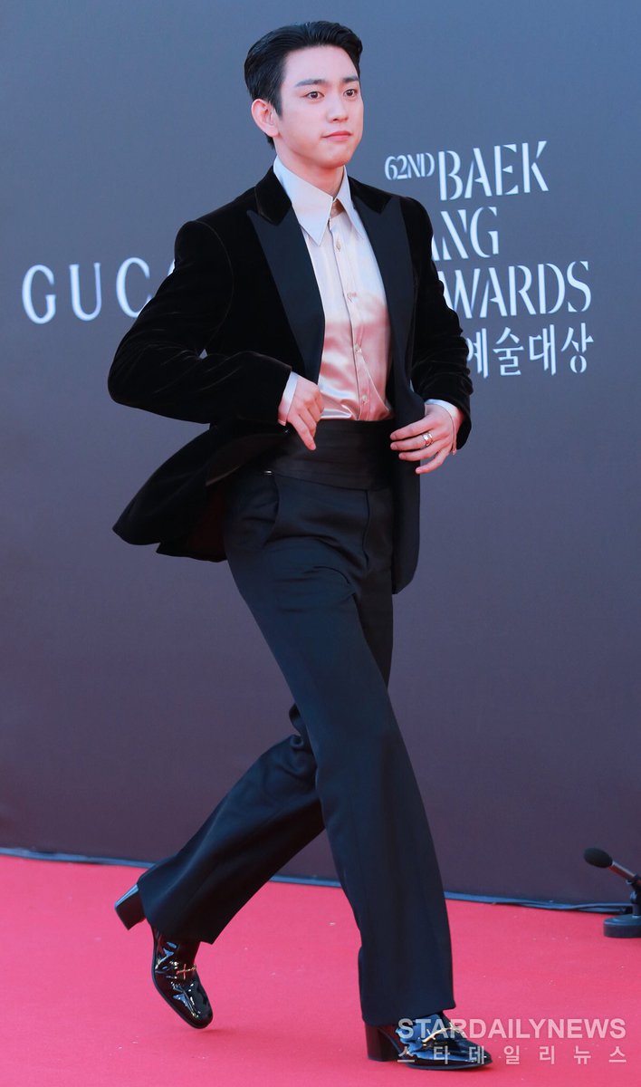 pARK JINYOUNG DE BOTA DE SALTO REPITO PARK JINYOUNG COM BOTA DE SALTO