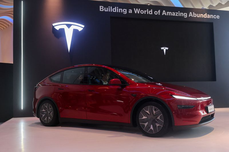 ltyffde's tweet photo. 2026 $Tesla Model Y just became the first vehicle to pass $NHTSA new advanced driver-assist tests.

✅ Pedestrian AEB
✅ Lane keeping
✅ Blind spot warning + intervention

But here's the twist:
#NHTSA is also investigating #Tesla's FSD over poor visibility concerns.

Same agency, two different stories.
Does this mean Tesla is fixing things — or that the tests aren't tough enough?

Genuinely curious what others think. 👇