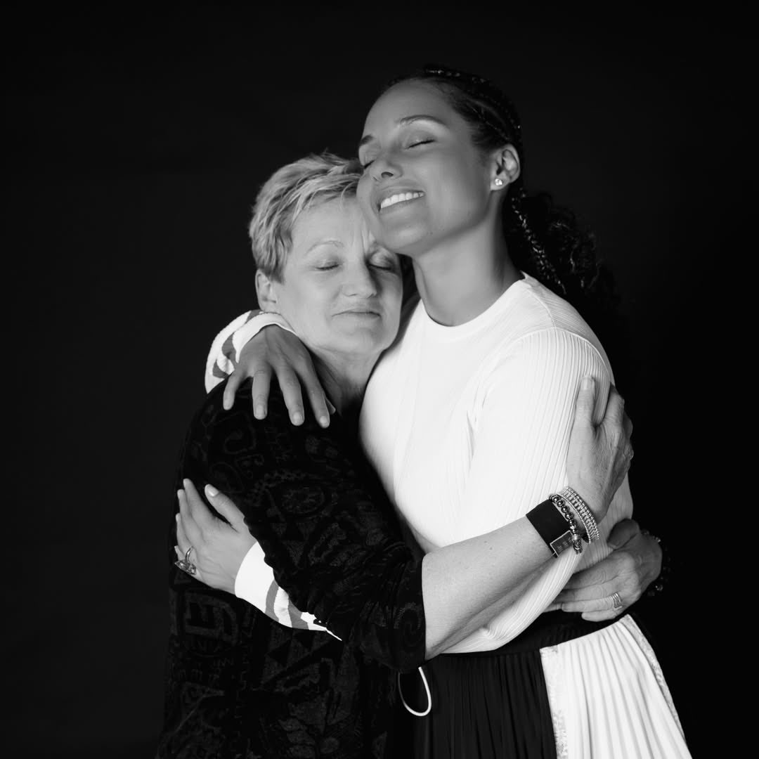 wavecheckers's tweet photo. Alicia Keys celebrating her Mom’s birthday 🎂 https://t.co/btUjG8SpJh