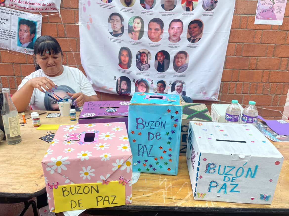 IBERO_mx's tweet photo. 🕊️📮 Los buzones de paz se van llenos de mensajes de la comunidad IBERO.

El pasado miércoles, estudiantes enviaron palabras de solidaridad, cariño y esperanza a las familias que se congregarán en la XIV Marcha de la Dignidad Nacional. https://t.co/4eH33FSN11