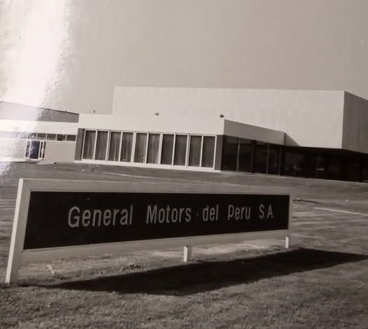 Esta era la planta de General Motors Perú ubicada en la carretera Central antes de que el maldito dictador socialista Juan Velasco Alvarado provocara su cierre y expulsión del Perú. Nunca podremos cuantificar cuánto daño le hizo ese maldito al Perú.