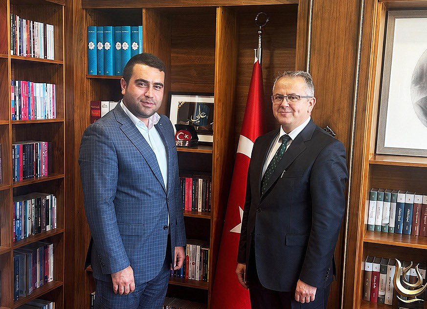 msmdgsn's tweet photo. Millî Eğitim Bakanlığı Personel Genel Müdürü Sayın Bülent Çiftçi’ye; Mil-Sen Konfederasyonu Genel Başkanı Mücahit Çelik, Mil Maarif-Sen Genel Başkanı Mustafa Dağaşan ve Mil Maarif-Sen Genel Sekreteri Akif Keten tarafından nezaket ziyareti gerçekleştirildi.

Gerçekleştirilen ziyarette; eğitim çalışanlarının özlük hakları, personel politikaları, eğitim camiasının güncel meseleleri, çalışma hayatında karşılaşılan sorunlar ve çözüm önerileri üzerine kapsamlı değerlendirme ve istişarelerde bulunuldu. Ayrıca eğitim sisteminin daha güçlü, adil ve sürdürülebilir bir yapıya kavuşmasına yönelik görüş alışverişi gerçekleştirildi.

Nazik kabulleri, samimi ev sahiplikleri ve yapıcı yaklaşımları dolayısıyla Sayın Genel Müdürümüz Bülent Çiftçi’ye teşekkür ediyor; eğitim çalışanlarımızın hak, hukuk ve emeği adına yürütülen her yapıcı diyaloğun kıymetli olduğuna inanıyoruz.

#MilSen #MaarifSen @cftcblnt @mucahit2929 @msketen_akif @mebpgm @maarifsen @milsenofficial