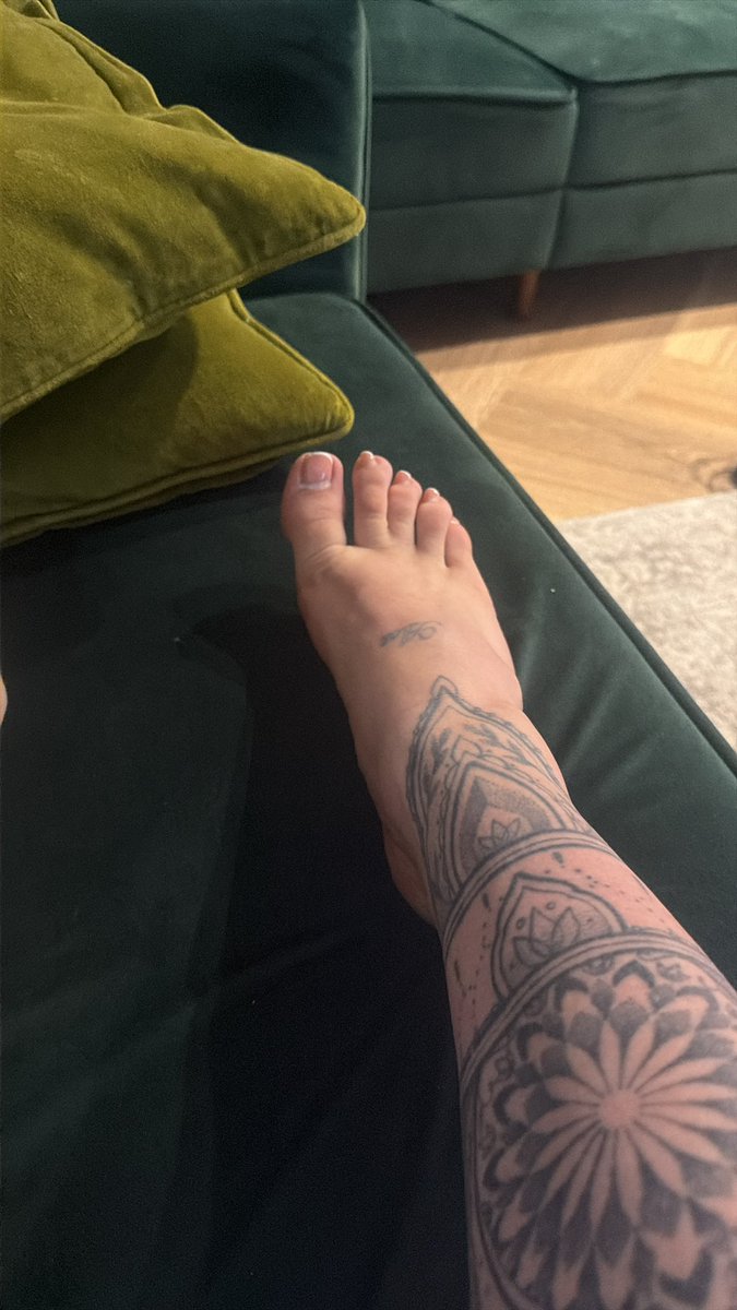 missriacooper's tweet photo. Someone come
Lick these toes 😛 

#toefetish #fetish #slave https://t.co/wBqppgBnnt