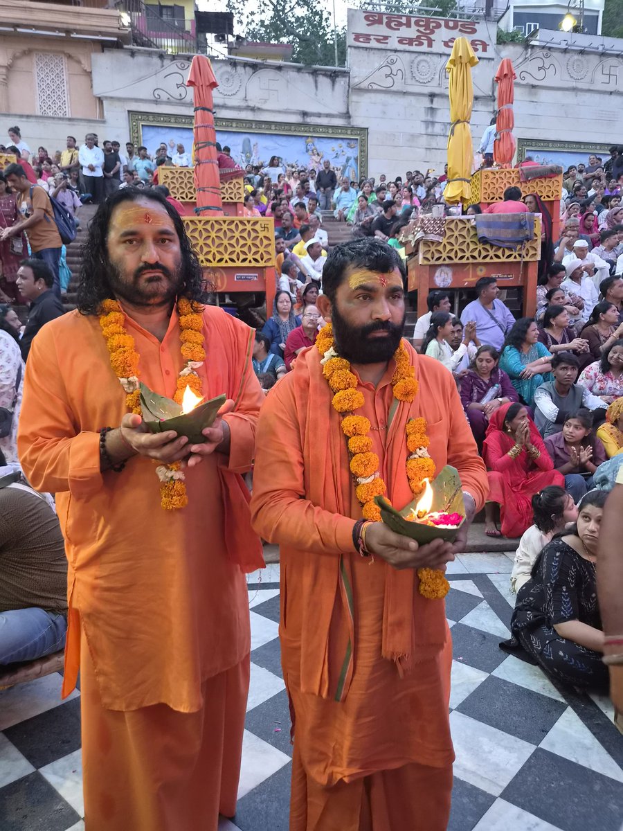 MYogiDevnath's tweet photo. आज हरिद्वार में हर की पोड़ी पर माँ गंगा की आरती करने का सौभाग्य प्राप्त हुआ।
हर हर गंगे🚩 https://t.co/O8AzqQvIYc