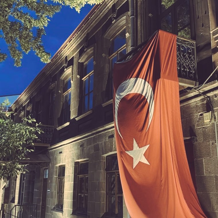 ayaserenat's tweet photo. Biz öleceğiz, sen hep yaşayacaksın. https://t.co/3D3aNgsmDi