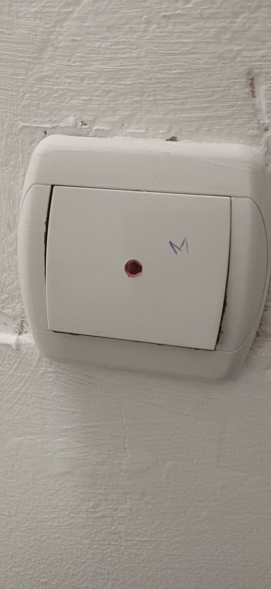Poštovani tviteraši,

noćas mi je neko markirao stan pa me zanima da li neko od vas ima predpostavku ko bi mogao ovo da uradi
I šta znači ovaj znak?
Inace, .ebem i oca i mater i prva tri reda na njegovoj sahrani onome ko je to uradio😡☝️