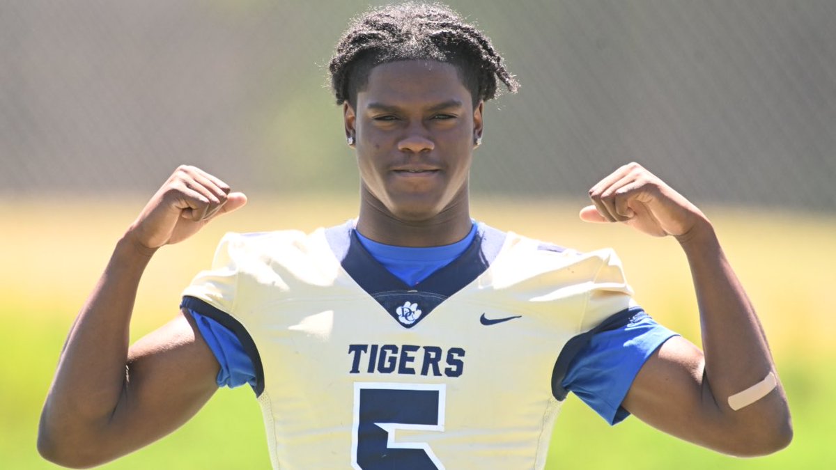 Dawg_Post's tweet photo. 4-star Adryan Cole is an impressive DB target who recently gave an update on his recruitment and interest in #UGA.

“They’ve never failed getting someone to the league."

Read more and become a smarter #Georgia fan on Dawg Post (FREE)
https://t.co/hEcDCNJH8P https://t.co/C3K901hxwD