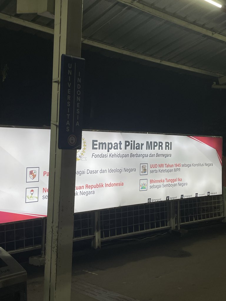 Mangap7's tweet photo. Pesan sponsor untuk mahasiswa/i di stasiun UI.. 😊😊 https://t.co/ohm4JnVp3S