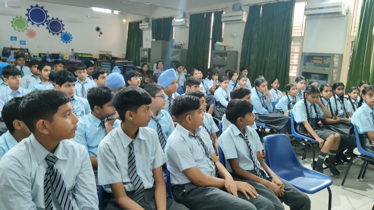 KnpsIndia's tweet photo. On 8th May 2026 Robotics session was conducted by mentors in ATL 
@AIMtoInnovate @NITIAayog @pkdhillon08 @charuchhabra2 https://t.co/RcYpq3HAk5