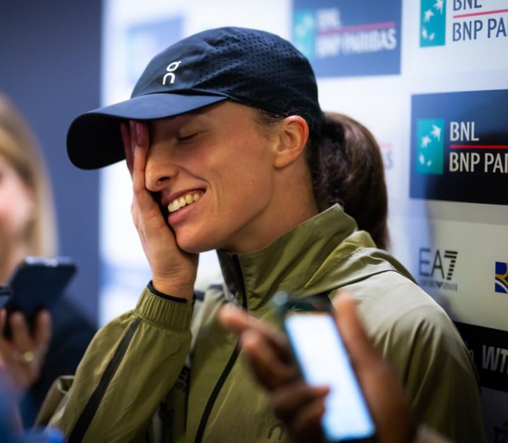 #igaSwiatek 👸🎾🇵🇱
"Yeah, I broke my coach's Achilles..." 🤭😊
#IBI26 Prey for uncle Roig 🧓