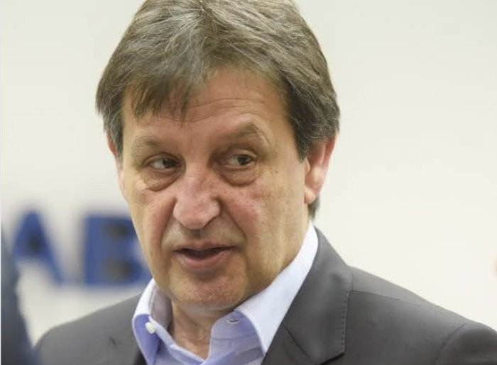U kruševačkom kafiću, u centru grada, došlo je 7. aprila prošle godine do prepirke grupe mladića. Jedan od njih je bio srednji sin bivšeg ministra odbrane Bratislava Gašića, veoma drzak i nasilnički raspoložen, koji igra fudbal u klubu iz Lučana. Jedan od mladića ga je odgurnuo,