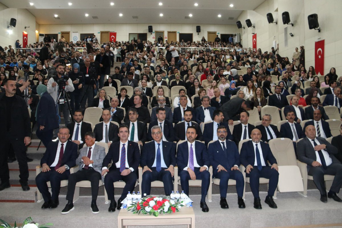 T_Bedirhanoglu's tweet photo. Sağlık Bakanımız Sn. @drmemisoglu ve il protokolümüz ile birlikte Bitlis Eren Üniversitemizin ev sahipliğinde düzenlenen 1. Uluslararası Sağlık ve Tıp Bilimleri Kongresi’ne katılım sağladık.

Sağlık alanındaki bilimsel çalışmalara katkı sunan bu önemli organizasyonun ilimize ve akademi dünyasına hayırlı olmasını diliyorum.