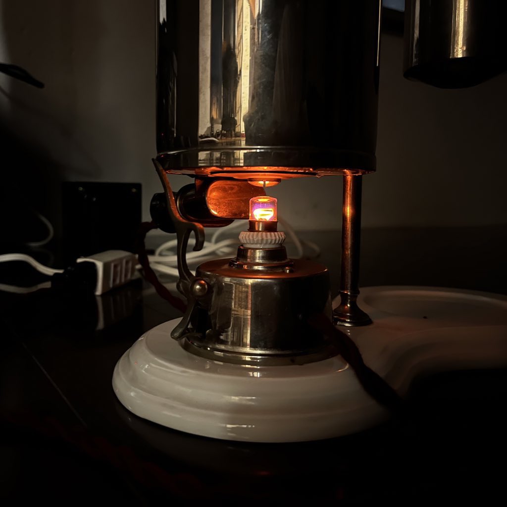 Syumibit's tweet photo. 水銀スイッチは昔改造した1920年代のコーヒーメーカーに入ってたな、この時計も相当古いもの何だろうか https://t.co/tcJPhACak7