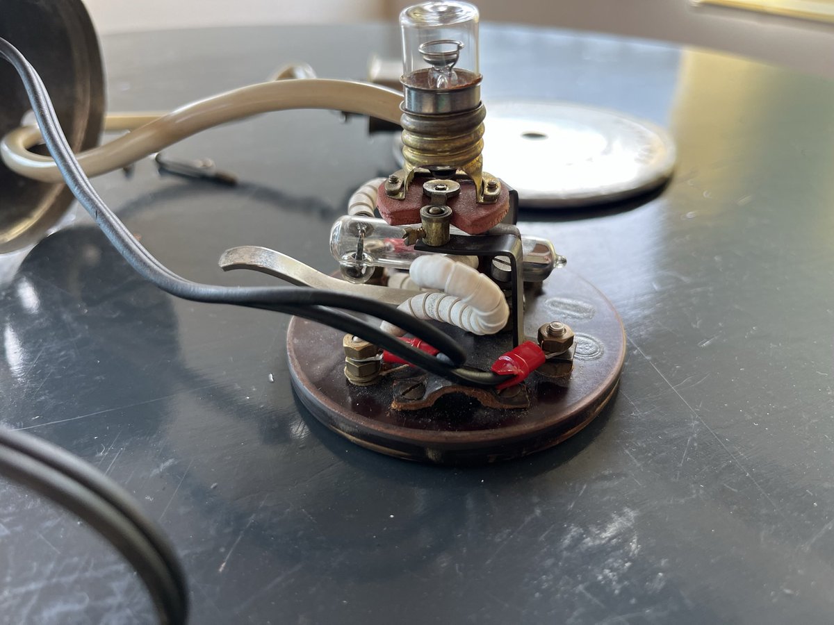 Syumibit's tweet photo. 水銀スイッチは昔改造した1920年代のコーヒーメーカーに入ってたな、この時計も相当古いもの何だろうか https://t.co/tcJPhACak7