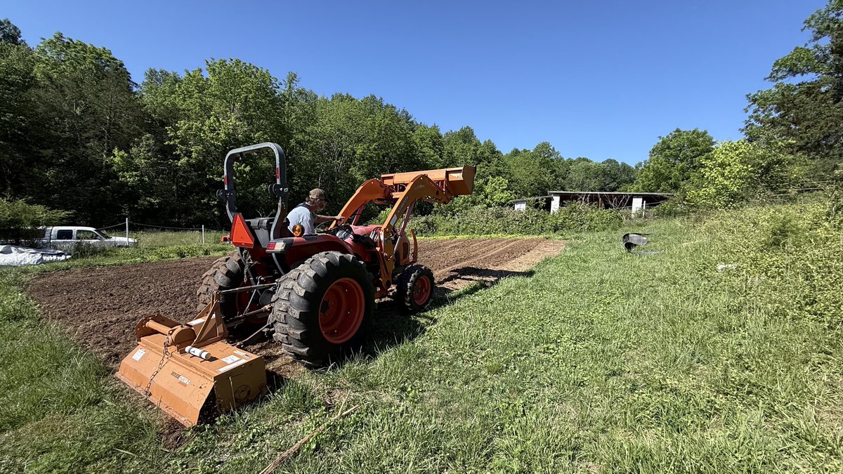 DarinRMcClure's tweet photo. Interns Wanted #LearnToFarm https://t.co/dUM6nq6OC1
