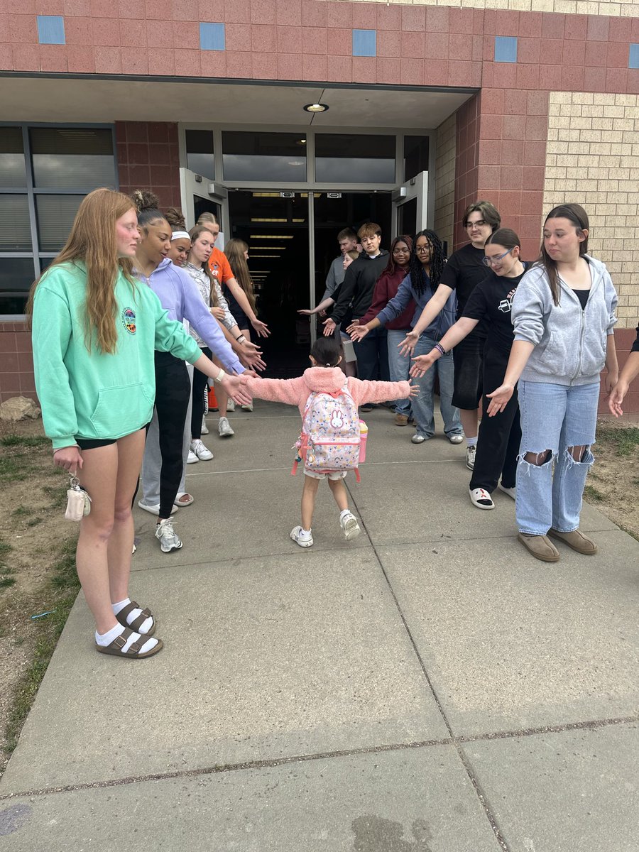 OPS_WestviewGTF's tweet photo. IT IS FRIDAY - Us and our Power Lifting team partnered up and took on High Five Friday together ! 🧡💜 https://t.co/NmCotCYqnl