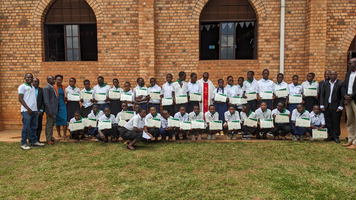 Ajecl_official's tweet photo. Today, 8 May 2026, we proudly awarded certificates to 35 Gwizamahoro Club graduates from ESP Ruli in @rulindodistrict  and 42 from GS Bushonyi in @BugeseraDistr We also celebrated young peace ambassadors using their talents though poems, songs, theatre &amp; drawings to promote peace https://t.co/bY1iojVqvV