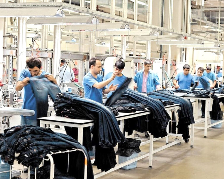 🚨 Derrumbe textil: más de 700 fábricas cerraron y el sector alerta por un colapso histórico

La industria textil atraviesa una de sus peores crisis en décadas. Según un informe del Observatorio de la Industria de la UTN, desde la asunción de Javier Milei ya cerraron 724