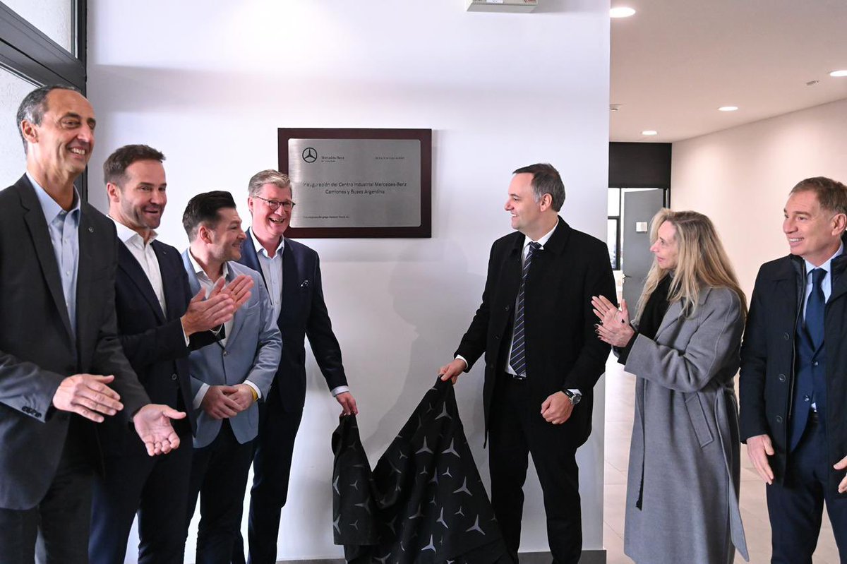INAUGURACIÓN DE LA PLANTA DE MERCEDES BENZ 

✅Inversiones por 110 millones de dólares.
✅ Más de 2.500 empleos directos.

VLLC!!!!!!