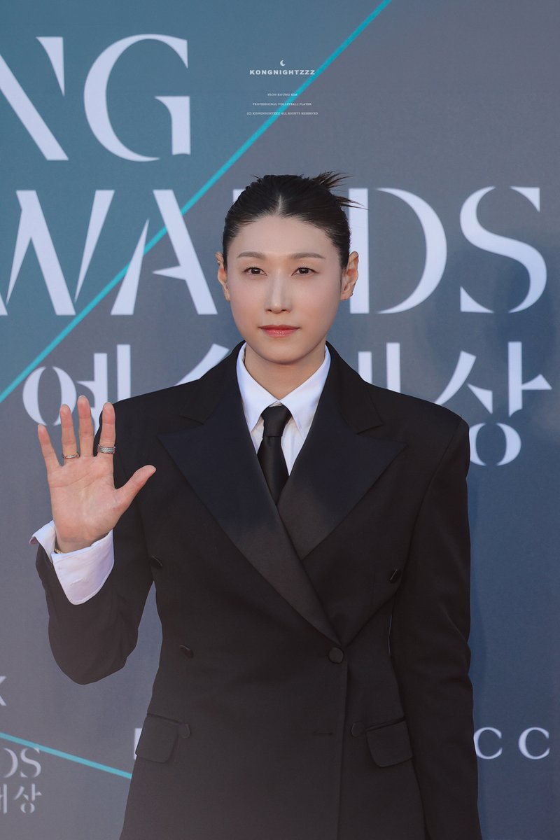 코밤 tweet media