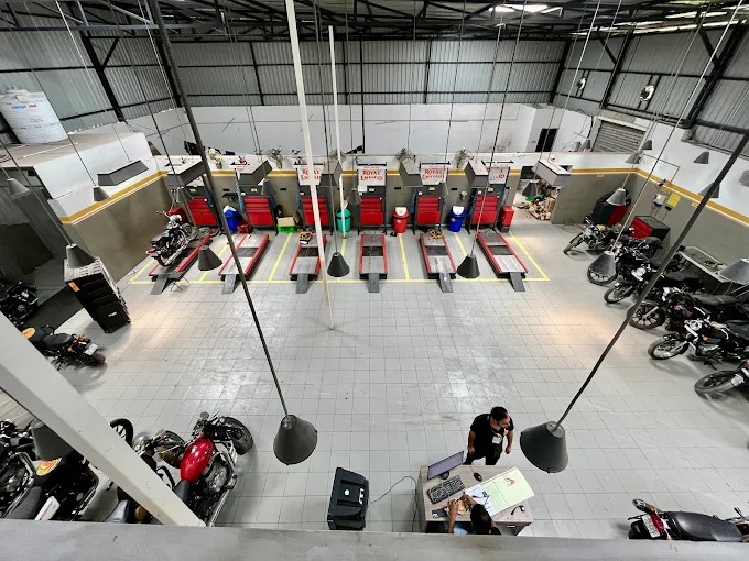 powerandtorque's tweet photo. Your Royal Enfield deserves more than just a service — it deserves expert care

From smooth maintenance to premium bike washing, give your ride the shine, power &amp; performance it was built for🔧

#RoyalEnfield #RoyalEnfieldVasundhra #ServiceCenter #BikeCare #ghaziabad https://t.co/VAQ528TXBG