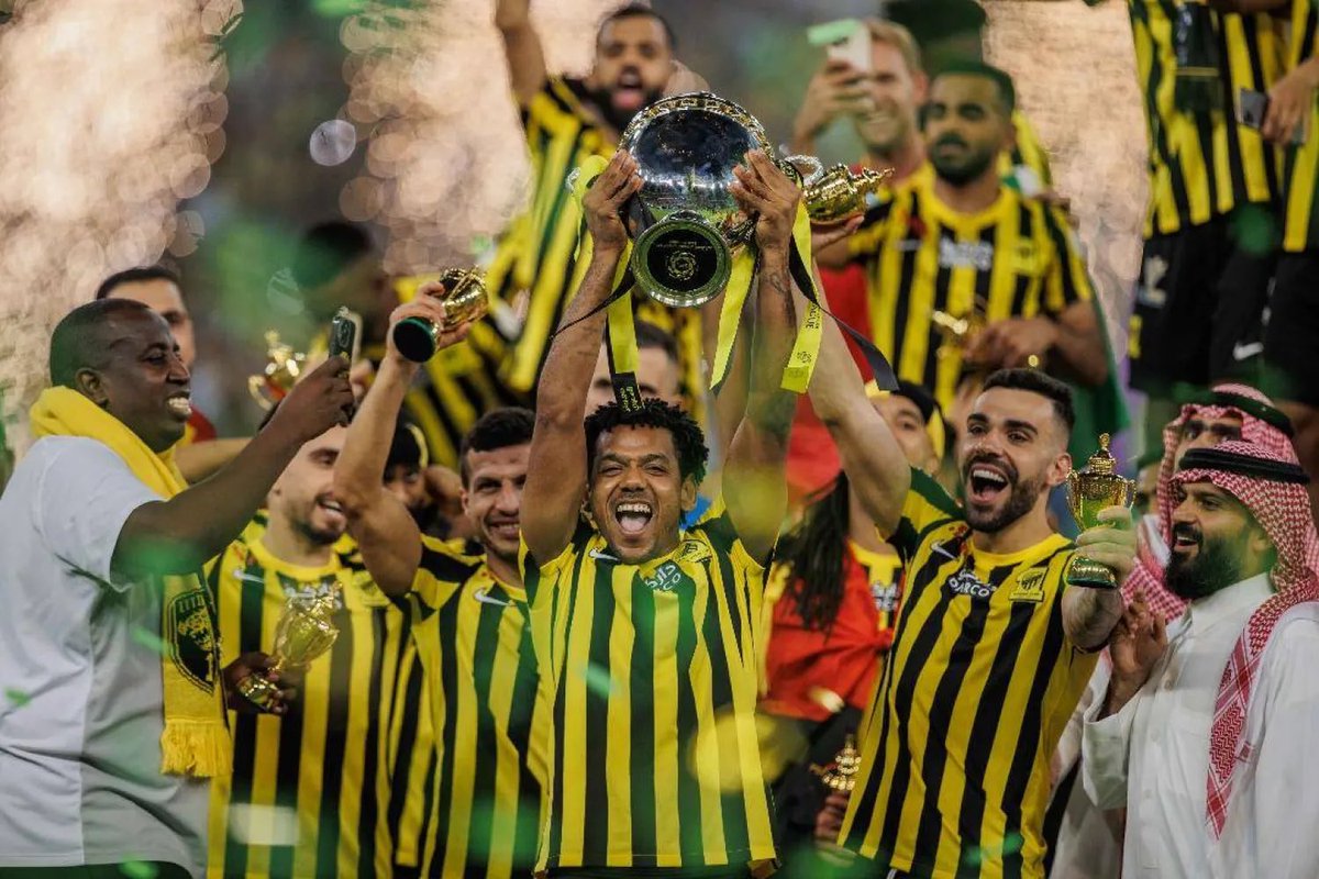 Unequivocal20's tweet photo. دوري ٢٠٢٣ الذي حققه الاتحاد يستاهل معلقات إذا انت شايف الدوري الحالي الاصعب ودق خشوم! 

*الدوري الوحيد في تاريخ الكرة السعودية المؤهل لكاس العالم 

*الاتحاد ممنوع من التسجيل 

*أُحضِر لمنافسه - وهو متصدر - اعظم (او ثاني اعظم) لاعب في التاريخ 

*الفريق راجع من احباط بعد اخفاق الموسم الماضي 

*كل الفرق كانت تتمنى خسارته للدوري لدرجة الهلاليين والنصراويين اتحدوا جماهيريًا 

*تم ايقاف ٤ لاعبين اساسيين من الفريق خلال الموسم لأسباب غريبة لم تتكرر (طارق حامد والناقل من قفاه.. حمدالله وهو كاسب القضية .. مهند الشنقيطي شهرين بسبب خطأ اداري .. زكريا هوساوي مستحق لكن مبالغة العقوبة مقارنة بمصايب غيره)
