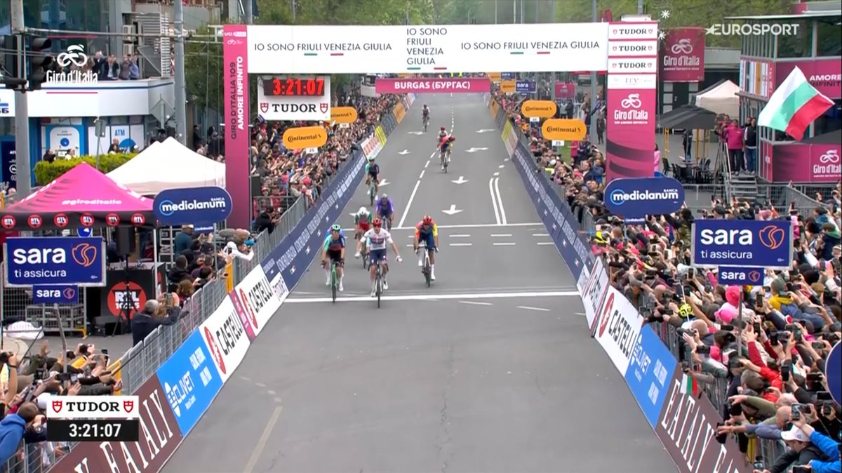 #GirodItalia - PAUL MAGNIER WINS STAGE 1 AND IS THE FIRST MAGLIA ROSA OF THIS GIRO D'ITALIA

Big crash in the final, Groenewegen got involved and couldn't sprint. Milan was well positioned but without a train also his legs weren't enough to beat Magnier.