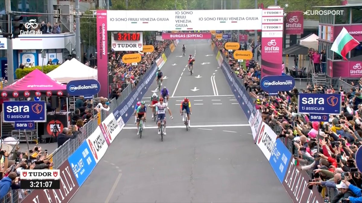 DansLaMusette's tweet photo. VICTOIIIIIIRE ET MAILLOT ROSE POUR PAUL MAGNIER ! https://t.co/yl2KuN0Qkf
