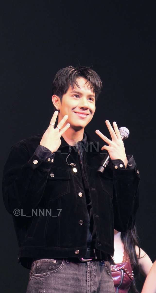 目がバッキバキだけど日本でも猫ヒゲやってくれて嬉しい

NANON TPOP TOKYO D1
#TpopShowcaseinTokyoxNanon
#TpopShowcaseinTokyo
#mynameisnanon