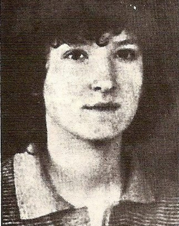 outsidersesp's tweet photo. El 8 de mayo de 1980 aparecía en San Sebastián el cuerpo de María Josefa Bravo del Barrio, de 16 años. María había sido violada y su cráneo estaba brutalmente aplastado. Su novio, Javier Rueda, también fue brutalmente apaleado muriendo poco después. La acción la revindica el Batallón Vasco Español.

Durante aquellos años fue habitual utilizar el cuerpo de la mujer como campo de batalla, contándose por decenas los casos de violaciones de mujeres por parte de grupos de extrema derecha, en numerosas ocasiones incluso reivindicadas. Las denuncias de carácter sexual contra detenidas en comisarías y cuarteles también se multiplican. Al menos tres oleadas al respecto sacuden a Iruña en el 78, Rentería en el 79 y la propia Donostia en el 80, demostrando que la singular forma de ataque y amedrentamiento contra las mujeres formaba parte de una estrategia. Además, en la mayor parte de los casos no hubo ninguna investigación oficial, tan solo uno de aquellos casos vio como dos guardias civiles involucrados en una de estas violaciones eran obligados a dejar el cuerpo.

Otro episodio oscuro de aquella Transición que hoy parece sigue conviniendo mantener en las sombras.